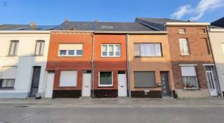 <p><span>INSTAPKLARE WONING MET 4 SLP EN TUIN</span></p><p><span> </span></p><p><span>Instapklare woning met 4 slp en tuin op een boogscheut van het centrum van Geraardsbergen. </span></p><p><span> </span></p><p><span>Deze woning omvat:</span></p><p><span> </span></p><p><span>GELIJKVLOERS:</span></p><p><span> </span></p><p><span>Voorplaats, living met open keuken, badkamer voorzien van douche, lavabomeubel en toilet, berging en overdekt terras. </span></p><p><span> </span></p><p><span>Tuintje aanwezig. </span></p><p><span> </span></p><p><span>EERSTE VERDIEPING:</span></p><p><span> </span></p><p><span>2 ruime slaapkamers</span></p><p><span> </span></p><p><span>TWEEDE VERDIEPING:</span></p><p><span> </span></p><p><span>2 slaapkamers . </span></p><p><span> </span></p><p><span>CV op aardgas </span></p><p><span> </span></p><p><span>EPC label C = Geen renovatieplicht.</span></p><p><span>Volledig nieuw dak sinds 2024</span></p><p><span>Elektrische installatie conform arei.</span></p><p><span> </span></p><p><span>Voor de snelle beslissers.</span></p><p><span> </span></p><p><span>Voor inlichtingen of bezoek gelieve op de advertentie te reageren, wij bellen u zelf op om een afspraak in te plannen.</span></p>