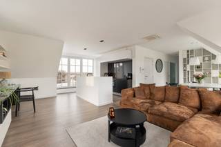 We treffen dit knap appartement op de tweede verdieping van een recent gebouw (2011) op een boogscheut van het station van Lint. Wat direct in het oog springt is de warme landelijke stijl van het gebouw. Parkeren kan comfortabel op de privatieve staanplaats of in de privatieve garagebox (€ 45.000 voor de twee). <br /><br />We bereiken de tweede verdieping met de trap en betreden het appartement dat de volledige bovenverdieping van het gebouw inneemt. Wat direct opvalt is de enorme hoeveelheid natuurlijke lichtinval. De woonkamer met open keuken is op deze manier een zeer aangename plaats om te vertoeven. De ingebouwde bureau met kastruimte is dan weer zeer praktisch. Vanuit de leefruimte betreden we het fantastiche terras. Op mooie zomerdagen vormt dit een verlengstuk van de leefruimte. <br /><br />Centraal in het appartement vinden we de badkamer terug, uitgerust met zowel douche als ligbad. De slaapkamer is dan weer voorzien van ingebouwde kasten. De aansluitingen voor was- en droogautomaat werden mooi weggewerkt in de bergruimte. In de kelder is er nog een extra berging aanwezig. <br /><br />Troeven:<br /><br />- Recent gebouw van 2011<br />- Airco aanwezig<br />- Zeer goed EPC + conforme elektrische keuring<br />- Fantastisch terras<br />- Kelderberging aanwezig<br />- Garagebox + staanplaats (€ totaal voor 45.000)<br />- Zeer doordachte materiaalkeuze<br />- Uitmuntende locatie <br /><br />Kortom, een instapklaar droomappartement!<br /><br />Voor meer info kan u contact opnemen met Jakob via jakob@reds.be of op 0483 488 249