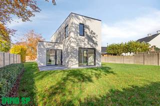 Nieuwbouwwoning – energiezuinig wonen in het hart van Geel.Deze vrijstaande woning, gelegen in een rustige doodlopende straat, biedt niet alleen veel...