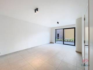 Deze duplex met drie slaapkamers + kinderkamer / werkkamer / inloopkast, gelegen in het project Mench, biedt een ideale combinatie tussen een appartement en een woning, met ruime volumes en een privatieve buitenruimte. Gelegen in een rustige omgeving met een gemeenschappelijke tuin, geniet het project van een strategische ligging vlakbij openbaar vervoer, winkels en hoofdwegen.<br />Het hoofdniveau omvat een lichtrijke leefruimte met een volledig uitgeruste open keuken, met toegang tot de buitenruimte. Een gastentoilet en een wasruimte vervolledigen dit niveau.<br />Op de verdieping vindt u drie slaapkamers, twee moderne badkamers en een extra ruimte die kan dienen als bureau, dressing of kinderkamer. Een perfect pand voor een gezin of huisgenoten die op zoek zijn naar ruimte en modern comfort.<br />De hedendaagse afwerkingen garanderen optimaal dagelijks comfort: uitstekende energieprestatie met een EPC A, warmtepomp, zonnepanelen, ventilatiesysteem met dubbele flux, vloerverwarming, kwaliteitsvolle materialen en verzorgde afwerkingen. Lage provisies. Onmiddellijk beschikbaar. Mogelijkheid om een parkeerplaats te huren tegen meerprijs (met of zonder laadpaal). Oppervlaktes worden ter indicatie opgegeven.<br /><br />
<p><u>Indeling</u>:</p>
<p>Begane grond</p>
<ul>
<li>Entree</li>
<li>Kinderkamer / Kantoor / Kleedkamer</li>
<li>Slaapkamer 1</li>
<li>Badkamer</li>
<li>Toilet</li>
<li>Doucheruimte</li>
<li>2 slaapkamers</li>
</ul>
<p>Tuinniveau</p>
<ul>
<li>Woonkamer met volledig ingerichte keuken</li>
<li>Wasruimte</li>
<li>Toilet</li>
<li>Terras + tuin</li>
</ul>