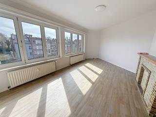 <strong>Plan je afspraak via www.living-stone.be<br /><br /></strong>2 kamer appartement in Sint-Jans-Molenbeek.<br />Gelegen op de 3e verdieping - zonder lift.<br /><br />Dit appartement bevat een inkomhal, woonkamer, keuken (kookfornuis met oven, damkap en gootsteen), 2 slaapkamers (11m² en 13m²) en een badkamer met nieuwe lavabo en meubel.<br />Tevens beschikt men over een terras achteraan, toegankelijk via de keuken en een privatieve kelder.<br /><br />Gelegen naast de Ninoofsesteenweg, in directe nabijheid van openbaar vervoer, snelwegen (R0) en winkels.<br /><br />EPC 646kWh/m² (klasse G)