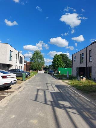 Bouwgrond te koop voor open bebouwing met een totale oppervlakte van 424m². Centrale en rustige ligging in doodlopende straat. Toegelaten...