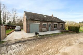 <p><u><strong>Te koop:</strong></u> instapklare open bebouwing in Steenokkerzeel, landelijk gelegen met vrij zicht.<br /><br />Deze charmante bungalow werd in 2016 volledig gerenoveerd en biedt een comfortabele indeling in een groene omgeving. Dankzij de open ligging geniet u van een prachtig vrij uitzicht over de omliggende velden. De woning is perfect instapklaar, waardoor u meteen kunt genieten van het landelijke leven zonder extra verbouwingen. Met een ruime tuin van 200 m² en een praktische indeling is dit een ideale plek voor wie rust en comfort zoekt.<br /><br /><u><strong>Belangrijkste ruimtes:</strong></u><br />• Woonkamer (27,9 m²) met veel lichtinval<br />• Keuken (11,6 m²) met aansluitende bijkeuken (6,8 m²)<br />• Twee slaapkamers (13,5 m² en 14,5 m²)<br />• Badkamer (5,4 m²)<br />• Inkomhal (12,6 m²)<br />• Berging (3,2 m²)<br />• Garage (18,3 m²)<br />• Veranda (13,9 m²) en ruim tuinhuis (43,47 m²)<br />• Zolder<br />• Tuin (200 m²)<br /><br /><u><strong>Troeven:</strong></u><br />• Landelijk gelegen met vrij zicht<br />• Volledig gerenoveerd in 2016<br />• Instapklare bungalow<br /><br />Meer informatie of een bezoek met Margaux Mulkers? Contacteer ons via +3223351115<br />JOUW DROOMHUIS. ZO GEVONDEN!</p>