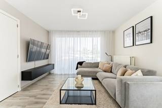<p>Op zoek naar een instapklare gezinswoning op een rustige en kindvriendelijke locatie? Dan is deze charmante woning in Waregem absoluut een bezoek waard. Gelegen in een doodlopende straat geniet u hier van alle rust, terwijl kinderen veilig kunnen spelen in de buurt. De aangename woonomgeving is bijzonder geliefd bij gezinnen en beschikt bovendien over een speeltuintje op wandelafstand.</p><p>Bij het binnenkomen wordt u verwelkomd in een ruime inkomhal met gastentoilet. Vanuit de inkomhal komt u terecht in de ruime en lichtrijke leefruimte. De aangename veranda sluit hier naadloos op aan en vormt een volwaardige uitbreiding van de woonruimte, met een mooi uitzicht op de tuin. Verder beschikt de woning over een praktische keuken met bijkeuken en een badkamer/wasplaats op het gelijkvloers, uitgerust met douche en toilet.</p><p>Op de eerste verdieping bevinden zich drie volwaardige slaapkamers en een tweede badkamer met ligbad, ideaal voor gezinnen. De volledig ingerichte zolderverdieping biedt bovendien tal van mogelijkheden en kan perfect ingericht worden als extra slaapkamer, hobbyruimte of thuiskantoor.</p><p>Ook buiten heeft deze woning heel wat te bieden. De gezellige tuin, het overdekte terras en het tuinhuis zorgen voor extra comfort en opbergruimte. Bovendien beschikt de woning over een praktische carport. </p><p>Interesse? Contacteer ons vandaag nog voor een bezoek via saar@altro-vastgoed.be of 0456/96.16.02. </p>