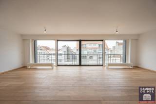 Ongemeubeld, ruim en lichtrijk appartement, gelegen aan de zonnige zijde van de Lippenslaan. Indeling: Een ruime inkomhal met vestiaire en...