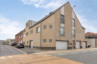 Dit centraal gelegen appartement combineert ruimte, comfort en een uitstekende bereikbaarheid. Dankzij de praktische indeling, de lichtrijke leefruimtes en de vele troeven is dit een ideale woonst voor wie op zoek is naar een instapklaar appartement met extra ruimte.<br /><br />Het appartement verwelkomt u via een inkomhal en beschikt over een ruime woonkamer met open keuken. Aansluitend bevindt zich een praktische bergruimte. Vanuit de leefruimte heeft u toegang tot het zuidgerichte terras, waar u in alle rust kan genieten van de zon.<br />Verder omvat de woonverdieping 2 slaapkamers, apart toilet en een badkamer. De zolderverdieping, bereikbaar via een vaste trap, werd ingericht als ruime 3e slaapkamer en biedt daarnaast nog voldoende mogelijkheden voor een hobbyruimte of bureau. Ook is er nog een afzonderlijke bergplaats aanwezig.<br />Een bijkomende troef is de inpandige garage met extra bergplaats, die rechtstreeks toegang geeft tot de gemene delen. Het gebouw beschikt bovendien over een lift.<br /><br />Ook technisch uitstekend: conforme elektriciteit, asbestvrije status, gunstig EPC: B - 119 kWh/m², hoogrendementsbeglazing en centrale verwarming op aardgas. Dit alles maakt het appartement volledig instapklaar.<br /><br />De strategische ligging zorgt voor een vlotte verbinding naar diverse stations, verbindingswegen en de oprit van de E40. Bovendien bevindt er zich een bushalte op slechts 200m. De landelijke ligging biedt vele leuke wandelbaantjes. P-score: B – G-score: B. Voor meer informatie of een bezoek ter plaatse: 054 23 53 83 of info@localsvastgoed.be