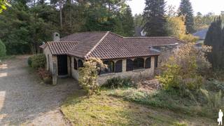 <strong>Gelijkvloerse villa in provençaalse stijl gelegen in het Zonnebos te 's Gravenwezel.</strong><br /><br /><strong>Deze gelijkvloerse villa is gelegen in het Zonnebos, een rustige en residentiële villawijk nabij het centrum 's Gravenwezel. De woning beschikt over vier volwaardige slaapkamers, ruime leefvertrekken en een praktische indeling met alle woonfuncties op het gelijkvloers. De karaktervolle U-vormige architectuur, aangename lichtinval en talrijke mogelijkheden maken van deze villa een woning met bijzonder veel potentieel.</strong><br /><br /><strong>Indeling: </strong><br />
<ul>
<li><strong>Inkomhal </strong>met ingemaakte vestiaire en gastentoilet met handenwasser;</li>
<li>Ruime <strong>woonkamer </strong>met gezellige zitput en <strong>open</strong> <strong>haard</strong>;</li>
<li><strong>Eetkamer</strong>, aansluitend op de woonkamer met toegang tot het <strong>terras;</strong></li>
<li><strong>Keuken</strong> met <strong>ontbijthoek</strong>, uitgerust met een elektrische kookplaat, dampkap, oven, vaatwasser, ingebouwde koelkast en dubbele spoelbak, eveneens met toegang tot het terras;</li>
<li><strong>Nachthal </strong>in een <strong>afzonderlijke slaapvleugel;</strong></li>
<li><strong>Vier volwaardige slaapkamers </strong>op blokjesparket, waarvan twee met een schuifraam naar het terras;</li>
<li><strong>Badkamer</strong> met ligbad, afzonderlijke douche, dubbele lavabo en toilet;</li>
<li><strong>Inpandige garage </strong>met manuele garagepoort, aansluitingen voor wasapparatuur, spoelbak en cv-ketel.</li>
</ul>
<strong>Zolderverdieping</strong><br />
<ul>
<li>Zolderruimte bereikbaar via een van de slaapkamers;</li>
<li>Extra zolderruimte boven de garage.</li>
</ul>
<strong>Tuin en buitenruimte</strong><br />
<ul>
<li>Zuidgericht terras met een aangename tuin die zich rondom de woning uitstrekt</li>
<li>Terras en binnentuin centraal gelegen tussen de vleugels van de U-vormige woning, met rechtstreekse toegang vanuit de keuken, eetkamer en twee slaapkamers</li>
<li>Bijzondere U-vormige architectuur die zorgt voor een aangename verbinding tussen de binnen- en buitenruimtes.</li>
</ul>
<strong>Algemeen</strong><br />
<ul>
<li>Vier slaapkamers en alle woonfuncties op één niveau;</li>
<li>Dak vernieuwd circa 10 jaar geleden;</li>
<li>Cv-ketel vernieuwd in 2018</li>
<li>Vloerverwarming;</li>
<li>Inpandige garage met extra bergruimte;</li>
<li>Tal van mogelijkheden om de woning naar eigen smaak te moderniseren.</li>
</ul>