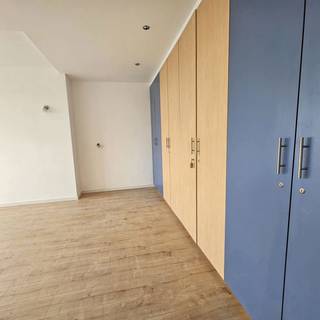 Gunstig gelegen studio gelegen te Prins Boudewijnlaan. Dit appartement is gelegen op een vierde verdieping vlakbij winkels, kwalitatieve scholen en openbaar vervoer. Vlotte verbinding Brussel - Antwerpen.<br /><br /><br />De indeling: Inkomhal, badkamer met douche, badkamermeubel en toilet, woonkamer op laminaat ruim voorzien van ingemaakte kasten. Keuken met lavabo, dampkap, ijskast met vriesgedeelte, oven en aansluiting voor wasmachine en droogkast.<br /><br />Garage optioneel mee aan te kopen aan €25.000.<br /><br />De maandelijkse algemene kosten bedragen +-225euro. (verwarming, elektr. gemene delen, water, syndicus, ...)<br /><br />EPC: 151 KwH/m²/jaar.