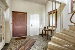 <p>Op een gegeerde en rustige locatie in te Heikant Rotselaar bevindt zich deze bijzonder ruime, open bebouwing met maar liefst 341 m² bewoonbare oppervlakte. De woning staat op een prachtig perceel van 27a 56ca en biedt dankzij haar royale volumes en indeling tal van mogelijkheden.</p>
<p>Het gelijkvloers omvat een ruime inkomhal met apart toilet, een royale leefruimte met aansluitend bureau, een keuken met eetkamer en een praktische keukenberging. Daarnaast is er een bijzonder ruime hobbykamer. Zowel de hobbykamer als het bureau biedt de mogelijkheid om als volwaardige slaapkamer te worden gebruikt. Op de tussenverdieping bevinden zich twee slaapkamers en de badkamer. De bovenverdieping telt nog eens drie slaapkamers. Momenteel beschikt de woning dus over vijf slaapkamers, aangevuld met een bureau en hobbyruimte op het gelijkvloers. Verder zijn er een kelder en een dubbele inpandige garage, waardoor ook aan bergruimte en parkeergelegenheid geen gebrek is. De ruime tuin vormt een aangename, groene omgeving met volop privacy en mogelijkheden.</p>
<p>De woning werd gebouwd in 1988, heeft een gunstig EPC-label C en vereist opfrissingswerken. Dankzij de uitzonderlijke oppervlakte, de vele kamers en het aanwezige karakter kan ze volledig volgens eigen smaak en behoeften verder worden ingericht. Ideaal voor een groot gezin, een vrij beroep, thuiswerk of wie op zoek is naar uitzonderlijk veel ruimte op een uitstekende locatie.</p>
<p>Interesse? Neem contact op met Thomas via +32 499 22 99 24 of thomas@sophimo.be.</p>