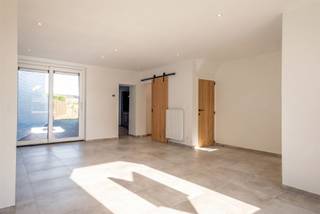 Welkom in deze prachtige woning in het hart van Meulebeke, waar comfort en stijl samenkomen. Met een bewoonbare oppervlakte van maar liefst 160m² biedt deze gezinswoning u drie ruime slaapkamers en een stijlvolle, moderne badkamer. Geniet van de grote lichtinval in elke kamer dankzij de frisse en moderne afwerking.De woonruimte straalt een gezellige sfeer uit, perfect voor ontspanning. De goed uitgeruste keuken nodigt uit, compleet met hedendaagse toestellen en duurzame materialen.Buiten wacht een ruime tuin van 165m², ideaal voor zomerse barbecue's of een rustige middag in de zon. De privacy is gegarandeerd dankzij de omheinde perceel. Hoewel de woning geen garage heeft, is er voldoende parkeergelegenheid in de buurt.De locatie is een ander groot pluspunt: dichtbij scholen, winkels en openbaar vervoer, waardoor het dagelijks leven en woon-werkverkeer bijzonder praktisch zijn. Met dit huis investeert u in een toekomst vol woonplezier in een prachtige buurt.Interesse? Bel ons gerust op 056 96 08 00 of mail naar info@property-vastgoed.be voor meer info of een bezoek.