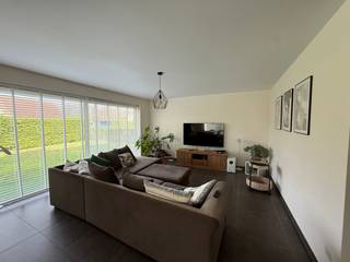 Op deze rustige locatie, aan de rand van De Pinte, vinden we deze ruime woning terug.De indeling is als volgt: bij binnenkomst hebben we een ruime...