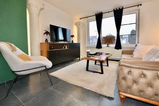 Dit prachtig en centraal gelegen appartement geniet van een ideale locatie in het bruisend Eeklo waar alles op wandelafstand ligt. Dit energiezuinig appartement is een streling voor het oog. Hier vertoeft u in een rustige omgeving en toch nabij het station, winkels, nutsvoorzieningen en dienstencentra!
De trap leidt u naar de eerste verdieping.
De lichtrijke leefruimte omvat een volledig praktische en ingerichte keuken, een eetplaats en een gezellige zitplaats.
De badkamer is voorzien van een douchecabine, toilet, lavabo en badkamermeubel. Hier is ook nog ruimte om kasten of rekken te voorzien om uw spullen op te bergen.
Een grote tweepersoonsslaapkamer biedt ruimte voor een bed en meerdere kasten.
Beneden op het gelijkvloers is een handige privatieve berging voorzien om al uw boodschappen te stockeren of om uw fiets te stallen. Een aparte deur leidt u van aan de straat naar de gang.
Bel ons om een bezoek te brengen via het nummer 09/336.16.15 of mail naar info@vastgoedunicum.be. Wij helpen u graag verder!
