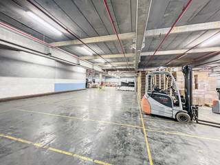 In dit KMO-park zijn verschillende opslagruimtes beschikbaar vanaf 500 m² met een vrije hoogte van 3,9 m.(alles onder camerabewaking)Elk magazijn is...
