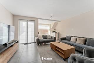 Zeer verzorgd duplexappartement in residentie Clement met een bewoonbare oppervlakte van 102 vierkante meter in het hartje van IzegemDe indeling van...