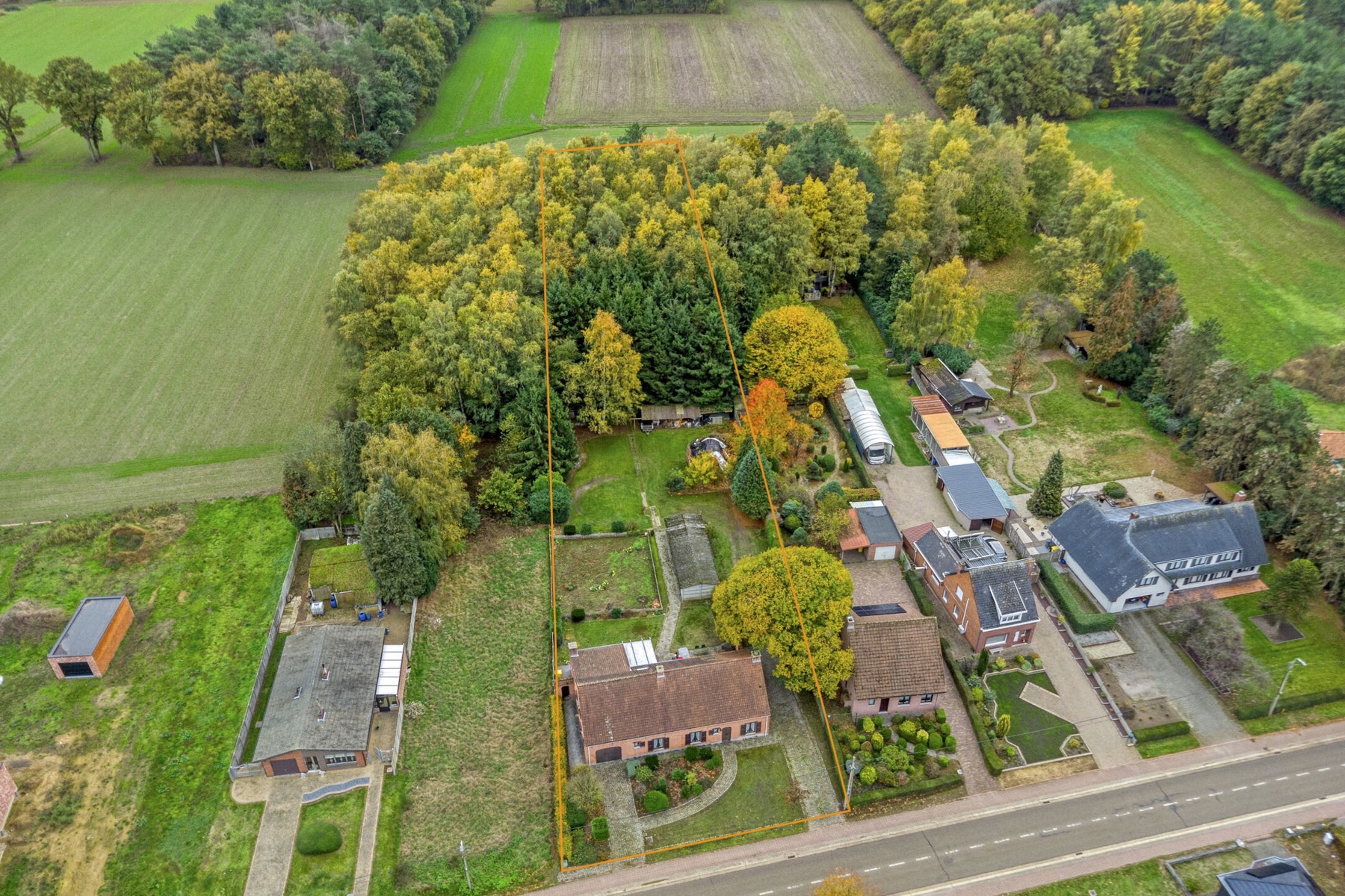 Karaktervolle te renoveren woning op perceel van 37a20ca! - foto 1