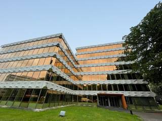 Fenomenaal gelegen kantoorruimte met een oppervlakte van 795 m² te huur langs de bedrijvige Terhulpsesteenweg te Watermaal-Bosvoorde en op amper 50 m van station Bosvoorde. Het lichtrijke kantoor situeert zich op de derde verdieping van het gerenoveerde en zeer kwalitatieve kantoorgebouw 'La Hulpe' bestaande uit 6 verdiepingen en voorzien van oa. een receptie, airco, vergaderzalen, een restaurant, fitness, ondergrondse parking, elektrische fietsen (huurders kunnen hier gratis gebrik van maken) en dit alles in een groene omgeving. Het plaatsen van oa. zonnepanelen en laadpalen staat op de planning. Nog één andere oppervlakte mogelijk: 206 m² instapklare kantoren op de 6e verdieping. Contacteer PANORAMA voor bijkomende inlichtingen, plannen of een vrijblijvend plaatsbezoek 02 420 00 00.