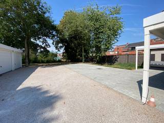<p><span>Vous recherchez une place de parking attitrée dans le centre d'Evergem ? Cette place de parking privative située dans la résidence récente « De Bib » est à louer pour 70 euros par mois.<br />La place de parking est située sur le terrain privé à l'arrière de la résidence, au 4 de la Bibliotheekstraat, et est facilement accessible. Grâce à son emplacement central, les commerces, les restaurants, les transports en commun et toutes les commodités quotidiennes sont accessibles à pied.<br />Idéal pour les riverains, les indépendants ou les navetteurs qui souhaitent disposer d’une place de parking attitrée dans le centre d’Evergem, où se garer devient de plus en plus difficile en raison des zones bleues et du nombre limité de places de stationnement.<br /><br />Atouts :<br /><br />/ Emplacement de choix au centre d'Evergem<br />/ Situé sur le terrain privé d'une résidence récente<br />/ Accès rapide et aisé<br />/ Pas de parking souterrain ni de manœuvres compliquées<br />/ Idéal pour un usage personnel<br />/ Disponible immédiatement</span></p>