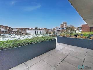 <p>Tél : 0456 87 27 16 / E-mail : juliana.t@weinvest.be<br /><br />We Invest vous propose en exclusivité ce magnifique appartemen moderne de 70m², situé au 3ème étage de l’immeuble neuf au-dessus du nouveau Colruyt de Schaerbeek, près de la place Jambeline de Meux. Cet appartement bénéficie d'une localisation stratégique, proche du quartier du Cinquantenaire et du centre-ville, avec une excellente desserte en transports en commun.<br /><br />Il dispose d'une vaste terrasse arborée de 10m² et entretenue par le propriétaire, offrant un espace extérieur idéal pour profiter du plein air et d'une luminosité naturelle optimale tout au long de la journée. Avec une performance énergétique exceptionnelle , il assure un confort de vie optimal tout en permettant de réaliser des économies d'énergie significatives.<br /><br />L’appartement se compose d’une cuisine ouverte très équipée, d’une salle de bain, d’une chambre confortable.<br /><br />L’immeuble intègre des technologies durables, telles que le chauffage par le sol, une pompe à chaleur, et une isolation thermique et acoustique renforcée. La récupération des eaux de pluie pour les toilettes contribue également à une réduction substantielle de la consommation d'eau.<br /><br />Cave privative, local vélos inclus !<br /><br />Charges : 120€ (entretien des communs, bacs à plantes, ascenseur).<br /><br />PEB : A+<br /><br />Disponible immédiatement ! Bail de 3 ans minimum!<br /><br />À visiter sans tarder ! Pour plus d'exclusivités, visitez www.weinvest.be.</p>