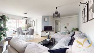 ANDERLECHT – Appartement met 2 slaapkamers en terras. Gelegen in een rustige en groene omgeving, vlakbij het Westland Shopping. Dit lichte appartement van ±96 m² bestaat uit een inkomhal met vestiaire, een wasruimte, een woonkamer met eetgedeelte die uitgeeft op een zuidoostelijk georiënteerd terras, een aparte volledig uitgeruste keuken, 2 slaapkamers en een badkamer met dubbele wastafel, bad/douche en een apart toilet. Individuele gasketel, dubbele beglazing, elektriciteit conform, EPC: D.<br />Kelder inbegrepen. Parkeerplaats: €28.000. Ideaal als eerste aankoop of investering.