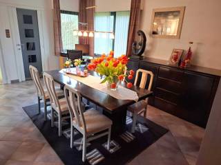 Zeer ruime woning met mogelijkheid tot handel op een perceel van 33a 77ca bestaande uit een winkelruimte van +/-155m², werk- en bergplaatsen met een totale oppervlakte van +/-245m² en serres.<br /><br />Verder beschikt de eigendom over een woonst met een inkomhal, een leefruimte, een volledig ingerichte keuken, een apart toilet, een badkamer met douche, ligbad en dubbele wastafel, een nachthal, 3 slaapkamers, een zolder en een ruim terras.<br /><br />Het mooie grote perceel heeft een straatbreedte van +/- 30m en ligt in een aangename groene omgeving.<br />De eigendom biedt diverse handelsmogelijkheden zoals winkel, horeca, ....<br /><br />Mogelijkheid om extra achterliggende grond bij aan te kopen.<br /><br />Contacteer ons kantoor voor meer info of een bezoek ter plaatse via 0471/605.314 of mail info@immo-b.be!