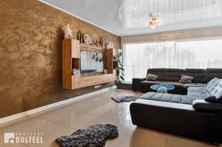 Dit energiezuinig en ruim appartement op de tweede verdieping in blok V van residentie Fabiola heeft recent een totaalrenovatie ondergaan. Het...