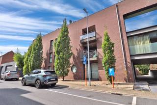 <p><span>Rustig gelegen gelijkvloers appartement met autostaanplaats.</span></p><p><span> </span></p><p><span>Het appartement omvat een ruime inkomhal met apart toilet en de wasberging, grote woonkamer met open keuken dat uitkijkt op gezellig terras. Er zijn twee slaapkamers en de badkamer met inloopdouche. </span></p><p><span> </span></p><p><span>Er is in de kelderverdieping een autostaanplaats, kelderberging en gratis fietsenstaanplaats. </span></p><p><span> </span></p>