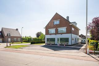 TE KOOP in de PINTE aan de Polderdreef 123<br /><br />Handelspand met woonst, zeer goed gelegen nabij de N60 en E17 en op 1.5 km van het centrum van De Pinte.<br /><br />OP HET GELIJKVLOERS :<br />Inkom die toegang geeft tot de toonzaal en werkplaats.<br />Achter de trap is er ook nog een kleine kelder.<br />Vanuit de toonzaal kan men ook nog een bureau betreden.<br />achteraan is er ook nog een bergplaats + inpandige garage<br /><br />OP HET VERDIEP :<br />Via de inkom kan men zowel de badkamer als slaapkamer als living betreden. Via de living komt men in de keuken. Via de traphal kan men het ruime aangename terras betreden.<br /><br />OP HET 2E VERDIEP :<br />Via de traphal komt men op het 2e verdiep waar zich 3 slaapkamers bevinden + berging.<br /><br />TUIN :<br />Vooraan is er parkeergelegenheid voldoende om verschillende wagens te parkeren wat een pluspunt is voor de handelszaak.<br />Totale oppervlakte van de tuin is 902m2.<br /><br />Interesse?<br /><br />Voor meer informatie of een bezoek:<br /><br />📞 0473/300 700 - Stefaan<br />📧 Stefaan@speybroeck.be<br />🌐 Speybroeck Vastgoed