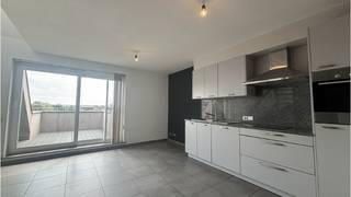 <strong>Instapklaar 2-slaapkamerappartement</strong> met <strong>TERRAS </strong>en <strong>AUTOSTANDPLAATS </strong>te huur in <strong>Torhout</strong>.<br />Een aangename, energiezuinige en praktische woongelegenheid op wandelafstand van de markt, winkels, station en ziekenhuis. <br />+ Lift aanwezig !<br />+ Energielabel B!<br />+ Zeer goede Mobiscore 8,1 op10!<br /><br />Omvat een inkom, toilet, living met ingerichte open keuken, berging, 2 slaapkamer, badkamer met ligbad douche combi, terras, autostandplaats en een gemeenschappelijke fietsenberging.<br />Kosten + 50 euro / maand forfait algemene delen & syndic<br />#leukwonen #torhout<br /><br />Beschikbaar onmiddellijk vrij !