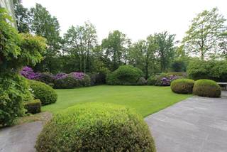 Op één van de meest gegeerde locaties van Brasschaat centrum bevindt zich deze charmante villa op een ruim perceel, waar rust, privacy en...