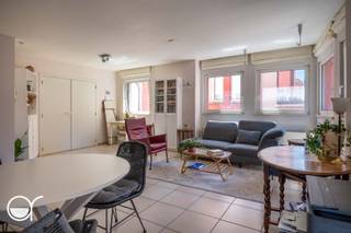 Gelegen in de Hertogstraat 10, een rustige zijstraat van de Kraanlei, bevindt u zich midden in het historische centrum van Gent. De Vrijdagmarkt, het Gravensteen, de Korenmarkt en tal van gezellige restaurants, cafés en winkels bevinden zich op wandelafstand.<br /><br />Het instapklare appartement, in Residentie Minnepand, is gelegen op de eerste verdieping en verwelkomt u betreedt het appartement via een ruime inkomhal met gastentoilet en praktische berging. De lichtrijke leefruimte staat in directe verbinding met de aparte keuken.<br /><br />Verder beschikt het appartement over twee volwaardige slaapkamers, elk met hun eigen sanitair. De master bedroom heeft een aansluitende, ruime badkamer met dubbele lavabo, ligbad en toilet. De tweede slaapkamer beschikt over een eigen badkamer met douche en lavabo, wat extra comfort en privacy biedt.<br /><br />Tot slot hoort bij het appartement ook een ondergrondse kelderberging<br /><br />Is dit appartement op unieke locatie iets voor u? Plan dan uw afspraak in via onze website hertogstraat10.rosseel.be.<br /><br />Indien meerdere keren de vraagprijs wordt geboden, behoudt de eigenaar zich het recht om eventueel onder gesloten enveloppe te laten bieden door degenen die de vraagprijs boden.