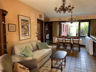 Te renoveren woning met veel potentieel op centrale ligging in Brasschaat<br />Op een boogscheut van het centrum van Brasschaat vindt u deze woning met tal van mogelijkheden voor wie droomt van een eigen thuis, volledig naar eigen smaak ingericht.<br />De ligging is centraal en praktisch, met winkels, scholen en belangrijke invalswegen in de directe omgeving.<br />De oostgerichte tuin vormt een aangename buitenruimte waar u kan genieten van zowel zon als verkoeling, met voldoende diepte om er echt iets moois van te maken.<br />Binnen werd de ruimte logisch ingedeeld. De woonkamer met aparte zithoek sluit aan op de keuken, die beschikt over een praktische extra bergplaats voor was- en opbergruimte. Vanuit de keuken en extra bergkamer heeft u toegang tot het terras en de tuin.<br />Daarnaast is er een inpandige garage.<br />Op de verdieping bevinden zich drie volwaardige slaapkamers en een badkamer. De ruime zolder biedt extra mogelijkheden voor wie nood heeft aan bijkomende kamers, een bureau of hobbyruimte.<br />Deze woning is de ideale kans voor wie op zoek is naar een renovatieproject met een degelijke basis, om stap voor stap een warme en persoonlijke thuis te creëren.<br />Interesse? Bel Katrin op 03/283 44 00.