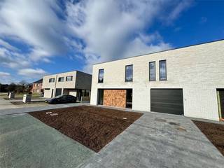 Bent u op zoek naar een woning die luxe, ruimte en modern wooncomfort naadloos combineert? Zoek niet verder!Wij presenteren met trots deze prachtige...