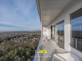 <span><strong>RUIM HOEKAPPARTEMENT OP DE 19DE VERDIEPING MET EEN FENOMENAAL UITZICHT OP GENK EN OMSTREKEN.<br /><br /></strong><em>Wonen in de hoogste woontoren van Limburg! Gelegen op wandelafstand van het bruisende centrum van Genk & toch volledig omgeven door groen! </em><em>Het appartement heeft vanop het terras een uitzonderlijk uitzicht over het bos, het stadscentrum van Genk en de wijde omgeving! <br />Snelle ontsluiting naar grote autowegen en snelwegen. Ook omliggende steden zijn goed bereikbaar. </em><br /><br /><strong>EXTRA TROEVEN: </strong><br /></span><span>- Energiezuinig met EPC-label C! <br />- Het volledige appartement heeft sinds 2018 nieuwe ramen. (HR++ hoogrendementsglas, ramen uit aluminium) <br />- Elektrisch bedienbare screens in woonkamer en keuken + elektrische accumulatiekachels sinds 2018.<br />- 2 liften.<br />- Bewoonbare oppervlakte van 130 m2.<br />- Privatieve kelder (nr. 3).<br />- Geplande totaalrenovatie werd betaald door de verkoper! (meer info in de advertentie) <br /></span><span><strong><br />APPARTEMENT (19<sup>de</sup> verdieping )<br /><br /><span>Hal, woonkamer, terrassen:</span> <br /></strong></span>
<p>Via de stijlvolle en ruim opgezette hal met dubbele deur bereiken we de woonkamer.</p>
<p>Zeer ruime woonkamer (ca 45m2) voorzien van grote schuiframen. <br />Deze zorgen voor een ultieme openheid, veel lichtinval en een adembenemend panoramisch zicht over de skyline van Genk-centrum, het bos en de omgeving.<br /><br />Dit appartement beschikt over 2 riante terrassen. <br /><br />Terras 1 is over de volledige lengte van keuken en woonkamer voorzien van elektrische screens. <br />Het zijterras, terras 2, van de woonkamer kijkt uit over het centrum van Genk. <br />Beide terrassen zijn voorzien van hoogwaardig steentapijt! <br /><br /><span><strong>Volledig ingerichte keuken:</strong></span></p>
<p>De gesloten, matzwarte keuken (L vorm) is erg functioneel en praktisch ingericht. <br />Er is plaats voor een eettafel met 4 stoelen en is dus ruim van opzet. <br />Het grootste terras is eveneens bereikbaar vanuit de keuken via een toegangsdeur.</p>
<p><span><strong>Tussenhal: </strong></span>Vanuit de tussenhal aan de achterzijde van het appartement zijn de 3 slaapkamers, het toilet en de badkamer toegankelijk.</p>
<p><span><strong>Badkamer: </strong></span> inloopdouche met matglazen wand, spiegelkast, een wastafel en een ligbad. <br />Ook de aansluiting voor wasmachine en droogkast is voorzien. <br /><br /><span><strong>3 Slaapkamers: </strong></span>3 slaapkamers aanwezig waarvan er 2 voorzien zijn van een balkon. <strong></strong><span><strong><br /></strong></span></p>
<span><span><strong>GELIJKVLOERS | </strong>gemeenschappelijke inkomhal: brievenbussen, automatsche schuifdeur, toegang tot het trappenhuis via een beveiligde deur, 2 liften.<br /><br /><strong>EXTRA INFORMATIE RENOVATIES VANAF 12/2026 (duurtijd +/- 1 tot 1,5 jaar)<br /></strong>- Goedgekeurd op 28/05/2026.<br />- Geplande renovaties: balustrades,balkonvloeren en balkonplafonds, metamorfose gevels. <em><br /></em>- Correcte en realistische vraagprijs gezien de reeds betaalde renovatiekosten van 37000 euro. <br /><br /></span></span><span><strong>EXTERIEUR | </strong>groot terrein met parkeerplaatsen. </span><span><br /><br />Bekijkt u deze advertentie via een aanverwante vastgoedsite, surf dan zeker naar onze website <strong>www.N78vastgoed.be</strong> voor een uitgebreide beschrijving en foto's. <strong>Meer info: +32 (0)89 86 18 88 of info@N78vastgoed.be.</strong></span>