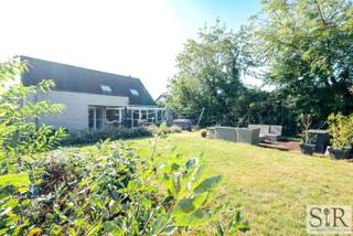 Ben je op zoek naar een ruime woning met een grote groene tuin én een apart (thuis)kantoor? Deze woning is perfect voor wie houdt van rust, privacy...