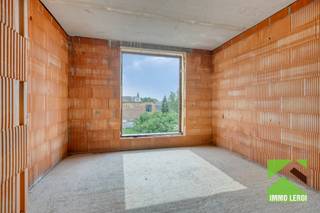 Dit appartement combineert ca.103 m² woonoppervlakte met een interessante duplexindeling. De twee slaapkamers en badkamer liggen op de eerste verdieping, terwijl de leefruimte zich volledig op de tweede verdieping bevindt.<br /><br />Op verdieping +1 bevindt zich het slaapgedeelte met twee slaapkamers en badkamer. Een verdieping hoger kom je terecht in de leefruimte met open keuken, eetkamer en salon. De hogere ligging en de grote raampartijen zorgen hier voor een aangename lichtinval. Vanuit de leefruimte heb je bovendien toegang tot het zuidgerichte terras aan de achterzijde.<br /><br />Ook technisch is het appartement helemaal klaar voor hedendaags wonen, met een lucht-waterwarmtepomp, vloerverwarming en ventilatiesysteem D.<br /><br />Troeven: 2 slaapkamers, ca. 103 m², lichtrijke leefruimte op +2, zuidgericht terras, private parkeerplaats, warmtepomp en vloerverwarming, BEN-niveau E30 met mogelijkheid tot E10.<br /><br />Deze nieuwbouweenheid kan onder de wettelijke voorwaarden in aanmerking komen voor aankoop aan het verlaagde btw-tarief van 6% in het kader van afbraak en heropbouw. Financiën<br /><br />Lijkt deze woning wel iets voor jou? Plan dan snel een bezoek door te bellen naar 012 23 00 23 of stel je vragen aan dries@immo-leroi.be.