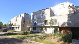 Welkom in <strong>Residentie Vijverzicht</strong>, een kleinschalig en stijlvol nieuwbouwproject waar rust, comfort en energiezuinig wonen centraal staan.<br />Dit gloednieuwe appartement bevindt zich in een groene, serene omgeving waar u elke dag kunt genieten van stilte en natuur, met enkel het gezang van vogels op de achtergrond.<br /><br />Het appartement verwelkomt u via een inkomhal met gastentoilet en leidt naar de lichtrijke leefruimte met een open, volledig ingerichte keuken.<br />Deze keuken vormt de echte <strong>eyecatcher</strong> en is uitgerust met hoogwaardige <strong>MIELE-toestellen</strong>: een wijnkoeler, ruime koelkast, oven, combi-oven, inductiekookplaat, vaatwasmachine en spoeltafel. De <strong>kwalitatieve afwerking</strong> en het doordachte design zorgen voor een stijlvolle en aangename leefomgeving.<br />Verder beschikt het appartement over twee volwaardige slaapkamers, elk voorzien van airconditioning en een eigen aansluitende badkamer met inloopdouche en badmeubel. In de tweede nachthal bevindt zich nog een extra apart toilet. Daarnaast is er een praktische wasplaats en een private kelderberging.<br />In de kelderverdieping bevindt zich bovendien een afgesloten garagebox. Daarnaast is er ook een afgesloten fietsenberging voorzien in het gebouw.<br /><br />Een <strong>absolute troef</strong> is het zeer<strong> ruime zonneterras</strong> met prachtig zicht op het omliggende groen, waar u in alle rust kunt ontspannen.<br />De afwerking is tot in de puntjes verzorgd: het appartement is volledig geschilderd, voorzien van verlichting en uitgerust met een alarmsysteem.<br />Bovendien geniet u van de nieuwste <u>energiezuinige technieken</u>:<br />• Geothermie voor verwarming én passieve koeling<br />• Vloerverwarming voor optimaal comfort<br />• Ventilatiesysteem D voor een constante toevoer van verse lucht zonder energieverlies<br />• Zonnepanelen voor duurzame energie en lagere energiekosten (E-peil 20)<br /><br />Gemeenschappelijke kosten: 75 euro per maand.<br />Afgesloten garage in kelderverdieping: 70 euro per maand.<br /><br />Dit appartement combineert luxe, rust en duurzaamheid en biedt u een unieke woonervaring in een groene omgeving.<br />Onmiddellijk beschikbaar.<br /><br /><u><strong>Interesse?</strong></u><br />Surf naar <strong>www.dicasa.be</strong>, klik op het pand dat u wenst te huren en vul via de knop “Ik ben kandidaat” een kort profiel in.<br />Bezichtigingen kunnen uitsluitend via deze weg aangevraagd worden – telefonisch worden geen afspraken ingepland.