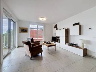 Het appartement is doordacht ingedeeld en dankzij de grote raampartijen geniet je in de leefruimte van een maximale lichtinval.De indeling is als volgt:- inkomhal met ruimte voor vestiaire- lichtrijke woonkamer met een open, geïnstalleerde keuken voorzien van alle modern comfort- praktische berging aansluitend aan de keuken- slaapkamer- badkamer met inloopdouche en lavabomeubel- afzonderlijk toilet- terras Met het oog op de toekomst is dit appartement uitstekend geïsoleerd en energiezuinig geoptimaliseerd. Dit resulteert in een gunstig EPC-label, wat niet alleen zorgt voor een lage energiefactuur, maar het pand ook direct toekomstbestendig maakt voor eigen bewoning of verhuur.Gedaan met parkeerstress in het centrum. Bij dit appartement is een private autostaanplaats inbegrepen. Daarnaast is er in het gebouw een gemeenschappelijke fietsenberging aanwezig.Door de strategische ligging, de energiezuinige technieken en de hoge huurvraag in Aalter leent dit appartement zich uitstekend als opbreigsteigendom met een mooi rendementspotentieel (3,57%). Ook voor starters is dit de ideale opportuniteit om comfortabel te starten zonder renovatiezorgen.De eigendom wordt aangeboden via de Pre-sale formule. Op 25/06/2026 tussen 16:00 en 18:00 kan u de woning op afspraak komen bezichtigen en een bod uitbrengen. De vermelde prijs is een instelprijs. Voor meer info, gelieve contact op te nemen met de dossierverantwoordelijke.Bestuursmaatregelen in het maatregelenregister: nee