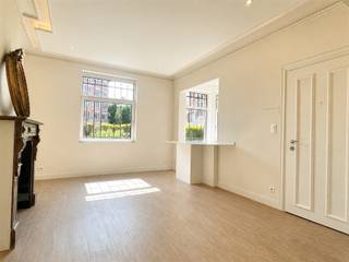 Prachtig appartement met 1 slaapkamer én tuin te Antwerpen!Je wandelt binnen in de leefruimte met prachtige authentieke elementen. De keuken is halfopen en gescheiden van de leefruimte met een gezellig keukeneiland. De keuken is volledig geïnstalleerd met o.a. vaatwasmachine, combi-oven, ijskast met vriesvak.Aansluitend heb je de slaapkamer met ensuite badkamer. De badkamer beschikt over een lavabomeubel, douche en toilet. Via de slaapkamer heb je toegang tot de fijne stadskoer. Aan de voorkant van het appartement beschik je over een zalige privatieve tuin van 29m². Verder kan je in de leefruimte twee bergingkasten vinden. Het appartement is gelegen in een uitermate fijne wijk en is zeer vlot bereikbaar via verbindingswegen en openbaar vervoer.- NIET GEMEUBELD- EPC: 302 kWh/m² UC: 20220809-0002653194-RES-1 - Maandelijkse kosten: €75 (1 pers) / €95 (2 pers) bevatten: forfait water en minuterie gemene delen + €65 jaarlijkse huurders aansprakelijkheidsverzekering brand- en waterschade- Huurwaarborg: 2.910- euro (3 maanden huur) - Beschikbaar: onnmiddelijk- Type contract: Bepaalde duur (3 jaar)Wens je jouw huis, appartement, bouwgrond of opbrengsteigendom te verkopen? Op zoek naar een vastgoedmakelaar voor de verhuur of het beheer van jouw eigendom(men)? Bel ons voor een vrijblijvende afspraak op 03 259 04 04 of spring binnen op ons kantoor te Kasteelstraat 58 - 2000 Antwerpen!