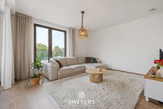 Voor meer info en foto’s, surf naar www.swevers.be – Dit instapklare appartement aan de August Cuppensstraat 6D bus 2 in Beringen bevindt zich op de eerste verdieping van een recent gebouw uit 2022. Met 105 m² bewoonbare oppervlakte, twee slaapkamers en een praktische indeling geniet u hier van modern wooncomfort op een rustige, maar centrale locatie.<br />De inkomhal vormt het centrale punt en geeft toegang tot de verschillende ruimtes. De lichtrijke leefruimte bestaat uit een zit- en eetgedeelte en sluit aan op de praktisch ingerichte keuken van 5,88 m². Vanuit de leefruimte bereikt u het overdekte en zonnige terras van 8,74 m², ideaal om ook bij wisselvallig weer van de buitenlucht te genieten.<br />Via de nachthal bereikt u twee slaapkamers van 9,85 m² en 9,73 m², geschikt als slaap-, kinder-, logeer- of werkkamer. Verder beschikt het appartement over een badkamer, apart toilet en handige berging. Een grote kelderberging zorgt voor extra opslagruimte. Het gebouw is voorzien van een lift en er is mogelijkheid tot het plaatsen van een laadpaal.<br />Ook de ligging is bijzonder praktisch: scholen, winkels, restaurants en openbaar vervoer bevinden zich op wandelafstand. De snelwegen liggen op circa 6 km. Dankzij de recente bouw, instapklare afwerking en functionele indeling is dit een comfortabele en toekomstgerichte woonst. Voor meer informatie, bel 011 255 155. Bron bewoonbare oppervlakte: EPC – verslag.