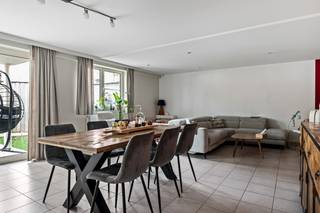 Instapklaar en ruim gelijkvloers appartement (124 m²) met 2 slaapkamers en tuin te Boechout, bestaande uit: inkomhal met apart toilet met...