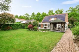 In een rustige en residentiële omgeving te Brasschaat bevindt zich deze verzorgde open bebouwing op een perceel van 771m². De woning combineert ruimte, comfort en een aangename lichtinval met een bijzonder mooie tuinoriëntatie. Dankzij de uitstekende ligging geniet u hier van een groene en rustige woonomgeving, terwijl winkels, scholen, openbaar vervoer en belangrijke invalswegen zich vlakbij bevinden. Ook recreatie- en wandelmogelijkheden liggen op korte afstand, wat van deze locatie een ideale uitvalsbasis maakt voor gezinnen en levensgenieters.<br /><br />De woning werd gebouwd in 1986 en grondig gerenoveerd in 2013. Met een bewoonbare oppervlakte van ca. 180 m² beschikt deze woning over een ruime en praktische indeling. De inkomhal geeft toegang tot een lichtrijke leefruimte van maar liefst 49 m², waar gezellige zithoek en eetplaats harmonieus samenvloeien. Aansluitend bevindt zich de ruime keuken van 18 m² met zicht op de tuin. Verder beschikt het gelijkvloers over een praktische wasplaats, een inpandige garage en een prachtige veranda van 35 m² die het hele jaar door een extra leefruimte vormt.<br />Op de verdieping bevinden zich drie slaapkamers, waaronder een ruime master bedroom van 20 m², een badkamer en een extra toilet. Bovendien beschikt de woning over een kelderruimte en voldoende bergruimte.<br /><br />De zuidgerichte tuin vormt zonder twijfel één van de absolute troeven van deze eigendom. Achteraan geniet u van volledige privacy en een natuurlijke, groene omgeving. Het grote tuinhuis en het gezellige terras maken het plaatje compleet en creëren de perfecte setting om in alle rust te ontspannen of gasten te ontvangen.<br /><br />Pluspunten:<br />+ Warmtepomp, airco, alarm aanwezig, <br />+ Zonnepanelen aanwezig<br />+ Instapklaar<br />+ Ideale locatie<br />+ 3 slaapkamers <br />+ Praktische kelder<br /><br />Heeft u interesse in deze woning en wenst u een bezoek ter plaatse in te plannen? Aarzel niet ons te contacteren. Wij zijn bereikbaar via het nummer 03 337 50 70 of info@vbvastgoed.be.