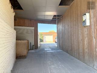 <span><span>Gebouw bestaande uit drie naast elkaar gelegen ruimtes van 8m breed op 20m = 3x 160m² = 480m²</span></span>
<ul>
	<li><span><span>De linkse en middelste ruimte zijn open in één deel en hebben elk een geautomatiseerde toegangspoort van 3m hoog op 3m80 diep</span></span></li>
	<li><span><span>De rechtse ruimte heeft enkel een garagetoegangspoort met deur. </span></span><span><span>In dit deel bevinden zich nog een bureel van 5m x 3m50 (met gaskachel), een toilet en een apart deel van 5m bij 5m. De laatste 10m op 8m zijn ook gewoon een open ruimte</span></span></li>
	<li><span><span>Vrije hoogte : +/- 3m75</span></span></li>
	<li><span><span>betonvloer</span></span></li>
	<li><span><span>Dak geïsoleerd</span></span></li>
	<li><span><span>Elk deel is voorzien van een warmeluchtblazer op aardgas</span></span></li>
	<li><span><span>Water, internet, gas en elektriciteit (3x 380V + 3x220V) zijn volledig gescheiden met aparte tellers</span></span></li>
	<li><span><span>Overal persluchtleidingen</span></span></li>
	<li><span><span>Voor het magazijn ligt een parkeer- en manoeuvreerruimte. </span></span></li>
	<li><span><span>Vanop de Gentseweg is het magazijn bereikbaar via een doorrit/oprit met geautomatiseerde poort, die 3m15 hoog is en 2m56</span></span> => e<span><span>en vrachtwagen met oplegger kan dus NIET oprijden!</span></span></li>
</ul>
<span><span>Kan gebruikt worden als opslagplaats, maar ook als werkplaats </span></span><span><span>=> momenteel loopt er nog een vergunning Categorie 2 voor schrijnwerkerij tot +/- 2045<br />Beschikbaar vanaf 01/12/2026</span></span>