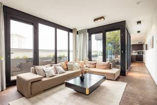  Looking for a unique penthouse where luxury, space and light come together? This high-end finished apartment on the top floor offers complete...