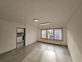<p><span>Appartement avec 2 chambres à coucher et un garage box fermé dans le centre de Kessel-Lo.</span></p><p><span>IMPORTANT : La propriété sera entièrement repeinte et équipée d'une nouvelle cuisine d'ici la mi-octobre 2025.</span></p><p><span> </span></p><p><span>Cet appartement bénéficie d'un emplacement parfait, ce qui rend tout facilement accessible à la fois à vélo, à pied et en voiture.</span></p><p><span>La propriété est située au 2ème étage d'un petit immeuble d'appartements. Il n'y a pas d'ascenseur et la propriété n'est donc accessible que par un escalier central.</span></p><p><span>Il y a un grand espace de vie lumineux qui communique avec une cuisine qui est en train d'être entièrement rénovée. ( Nouveaux placards et appareils encastrés )</span></p><p><span>Cette cuisine sera installée au cours de la deuxième semaine d'octobre 2025. Les plans sont joints.</span></p><p><span>Il y a 2 chambres spacieuses, dont l'une donne sur une belle terrasse avec un espace de rangement supplémentaire.</span></p><p><span>La terrasse est calme et dispose de beaucoup d'espace.</span></p><p><span>La salle de bains est équipée d'une baignoire avec douche, d'un sèche-serviettes et d'un lavabo.</span></p><p><span>Dans le couloir, il y a des toilettes séparées et un espace pour un vestiaire d'entrée.</span></p><p><span> </span></p><p><span>A l'arrière du bâtiment, il y a un garage spacieux qui peut être fermé à clé.</span></p><p><span>Disponible dès la fin des travaux à partir de la mi-octobre 2025 pour un bail à long terme.</span></p><p><span>A nouveau : l'ensemble de l'immeuble sera peint en blanc et équipé d'une toute nouvelle cuisine avec placards et appareils électroménagers.</span></p><p><span>Avance sur les charges communes : </span></p>