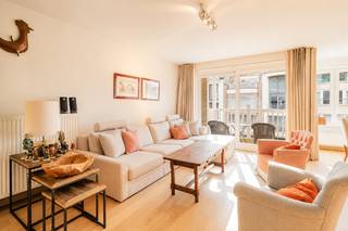 <strong>Situation</strong><br /><br />Situé dans la rue Duinviooltjesstraat, près de l'avenue Dumortier à Knokke. Facilement accessible en transports en commun et à quelques pas de la digue.<br /><br /><strong>Agencement</strong><br /><br />L'appartement se compose d'un hall d'entrée spacieux avec des toilettes pour invités, d'un salon lumineux avec coin repas et terrasse, ainsi que d'une cuisine semi-ouverte entièrement équipée par Obumex. Le couloir de nuit mène à la 1re chambre avec salle de bains (double lavabo, WC et baignoire) et terrasse privée, à la 2e chambre avec salle de bains (lavabo/douche) et terrasse de 12 m², ainsi qu'à la 3e chambre avec salle de bains privative (lavabo/douche). Un débarras en sous-sol est disponible.<br /><br /><strong>Atouts</strong><br /><br />- PEB A<br />- Libre à l'acte<br />- Parquet<br />- 3 terrasses<br />- 2 salles de bains<br />- Cave de rangement<br />- Situation centrale<br /><br />Possibilité de louer une place de parking souterraine.<br /><br />Pour plus d'informations et/ou une visite, appelez Guillaume Delbecque au 0472 25 70 76