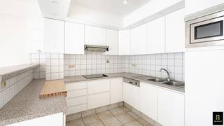 <p><span>Verzorgd en goed onderhouden appartement met een aangename indeling, gelegen op een uitstekende locatie aan de Koningslaan, vlakbij winkels, openbaar vervoer en alle voorzieningen.</span></p>
<p><span>Het appartement beschikt over een lichtrijke leefruimte met open keuken, twee volwaardige slaapkamers en een aparte badkamer, wat zorgt voor optimaal comfort en praktisch wonen.</span></p>
<p><span>Syndickosten: forfait van €100/maand.</span><br /><span>Mogelijkheid tot het huren van een garage aan €150/maand.</span></p>