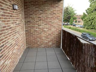 In het centrum van Bree gelegen appartement met één slaapkamer.<br />uitgerust met alumuminium ramen met hoogrendementsglas, en centrale verwarming op aardgas.<br />De keuken is volledig uitgerust, de badkamer is voorzien van een ligbad. <br />Het volledige apparement is voorzien van een makkelijk te onderhouden tegelvloer.<br />Er is voldoende parkeergelegenheid in de straat (parking bibliotheek), er zijn geen extra vaste kosten.<br /><br />Kosten opmaak plaatsbeschrijving bedragen €250 incl. btw.<br />Beschikbaar vanaf 01/09/2025.<br /><br />Indeling: <br />Eerste verdieping:<br />Woonkamer met open keuken uitgerust met onder- en bovenkasten, enkele wastafel, kookvuur met dampkap, koelkast en combioven (± 40 m²).<br />Berging met aanlsuitingen voor wasmachine en droogkast (±4m²).<br />Slaapkamer (± 12m²).<br />Badkamer voorzien van meubel met kasten, enkele wastafel en ligbad met douchekop (±6m²).<br />Terras (±4m²).