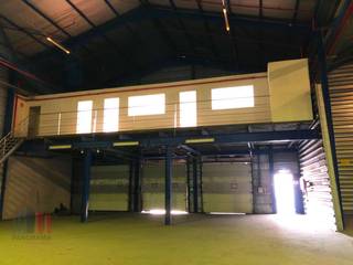 Strategisch gelegen logistieke opslagruimte van 1.481 m² met 78 m² kantoorruimte te huur in industriezone Cargovil, nabij de Woluwelaan, de R0 en de E19. De loods (5 T/m²) met een vrije hoogte van 7,5 - 8 m is voorzien van 3 laadkades. Verder zijn er sprinklers aanwezig alsook zonnepanelen. De kantoren zijn instapklaar en genieten van veel lichtinval. Ruime parkeer- en manoeuvreerruimte op het verharde terrein. Onmiddellijk beschikbaar. Contacteer PANORAMA voor bijkomende inlichtingen, plannen of een vrijblijvend plaatsbezoek 02 540 20 20.