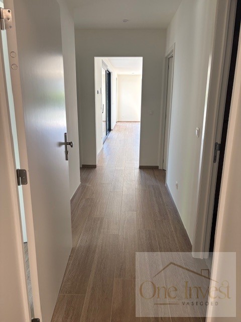 Te huur: stijlvol nieuwbouwappartement (gelijkvloers) met 2 slaapkamers in hartje Eksel - foto 3