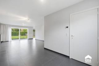 <p>Een fijne woning om je meteen thuis in te voelen! Deze moderne eengezinswoning uit 2010 is netjes afgewerkt en staat klaar voor het volgende gezin of stel. Prima ligging aan de rand van het centrum van Dadizele – rustig en toch heel dicht nabij alle voorzieningen en invalswegen.<br /> </p>
<p><strong>Wat je krijgt:</strong></p>
<p>De woning ontvouwt zich vanaf een sfeervolle inkomhal naar lichtrijke leefruimtes waar je graag vertoeft. De leefruimte kan bestaan uit een bureau, woonkamer én eetkamer, een aangenaam geheel met uitzicht op de tuin – ideaal voor gezelligheid. De keuken is functioneel ingedeeld, en er zijn drie volwaardige slaapkamers (waarvan één met aansluitend dakterras), een badkamer waar je kan douchen én een bad nemen, aparte toiletten en bergingen boven en beneden. Een garage met sectionaalpoort maakt het geheel compleet en zorgt ervoor dat er meer dan voldoende berging is. Buiten sluit het terras naadloos aan op een gezellige tuin met uitweg achteraan via een poort.<br /> </p>
<p><strong>De troeven &#127919;</strong></p>
<p>Energiezuinig (EPC B) • Elektriciteit confrom • Geen asbest • Tuin (110 m²) met praktische poortuitgang • Regenwaterput (10.000 L) voor verstandig watergebruik • Waterontkalker aanwezig</p>
<p>Dit is een woning waar je comfortabel huist en kunt sparen op energie- en waterverbruik – praktisch én zuinig. &#128167;✨<br /> </p>
<p><strong>Klaar voor je volgende hoofdstuk?</strong><br />Bel je ERA-makelaar – we regelen graag een bezoek!<br /> </p>
<p>JOUW DROOMHUIS. ZO GEVONDEN! &#128273;</p>